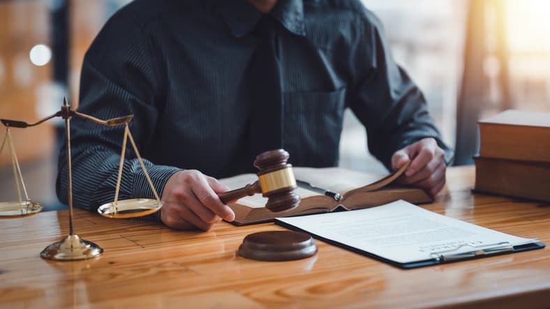 Attorney provide advice on litigation matters and sign contracts as lawyers to receive complaints from client.